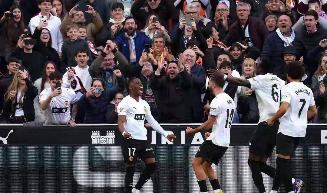 九游娱乐app下载-风云突变塞维利亚赛前官宣签约冲刺阶段毕尔巴鄂竞技备战国王杯，曼联赛后再遭质疑瞬间刷屏